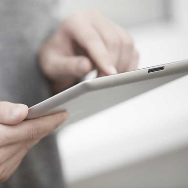 person-liest-auf-ipad